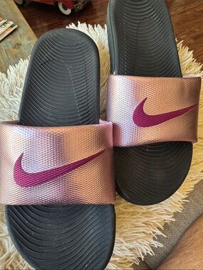 NIKE WOMEN SLIDES